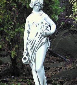 Nő korsókkal szobor