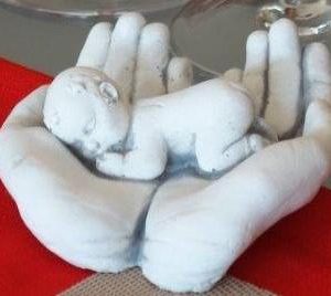 Gyermek tenyérben asztaldísz